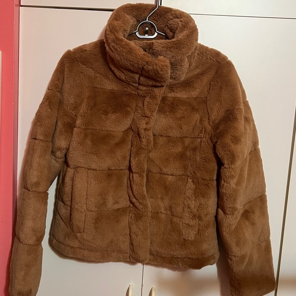 Abercrombie & Fitch: Mini Faux Fur Puffer Jacket. Size: Small. - Picture 4 of 6